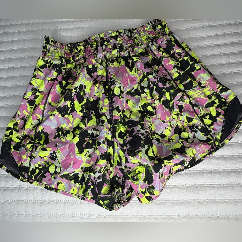 LuLuLemon Hotty Hot Short 4" Lined Inflected Highlight Yellow Black Size 4